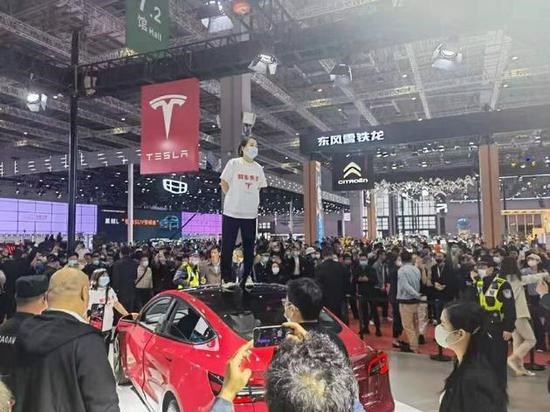 还原特斯拉展台维权事件前12小时:京东买T恤,没有事前组织,三人从三城市齐聚上海要求退车